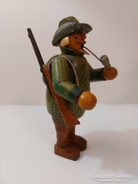Füstölő fa figura vadász puskával 19 cm