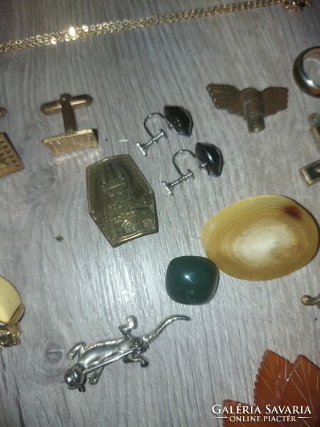 Bizsu csomag, igen szép darabokkal, antik kulccsal, stb.+ egy szép ékszeres doboz (második kép)