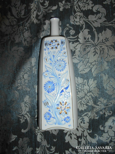 Hóllóháza porcelain bottle with hand-painted pattern