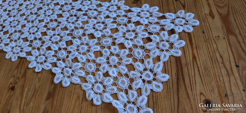 Crocheted flower patterned lace running porcelain, under decorative object 100 x 30 cm.