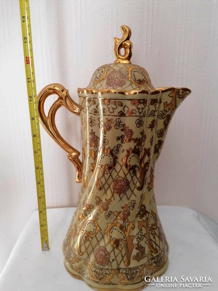 Covered Chinese jug with gold painting