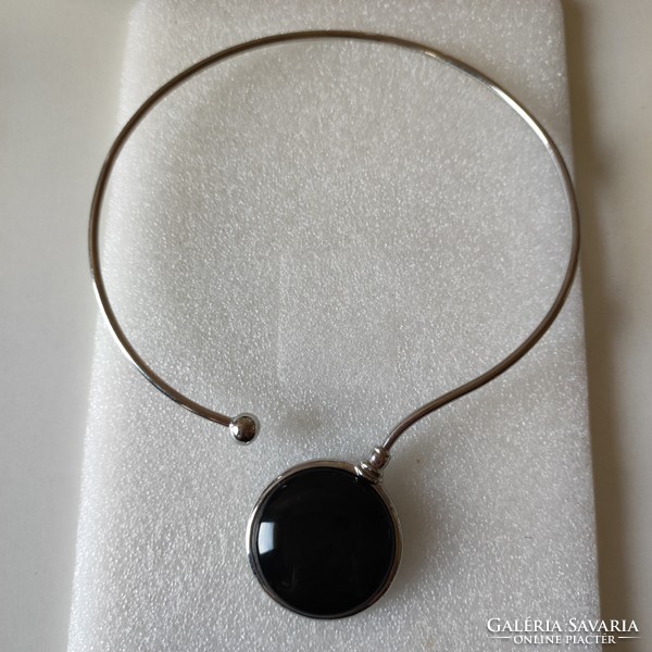 Gyönyörű fém nyakpánt reif műanyag fekete betéttel