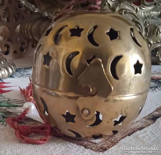 Metal sphere, scented sphere potpourri holder