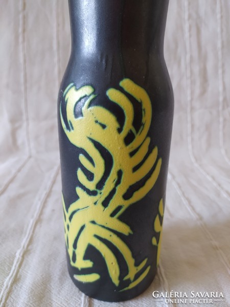 Iparművészeti retro fekete kerámia váza sárga dekorral, hibátlan, 27 cm