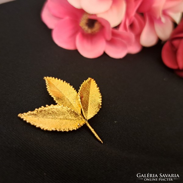 Gold-plated brooch 3 cm
