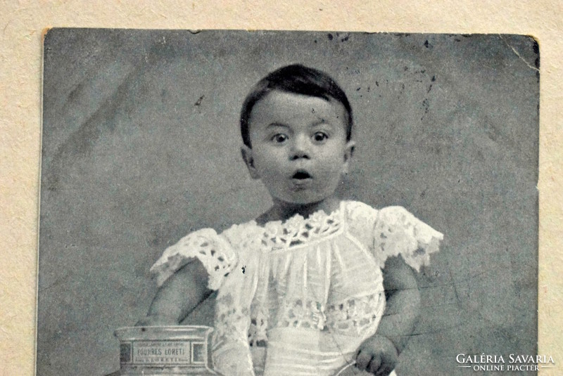 Antik  fotó  képeslap - kisgyerek hatalam üveg bonbonnal . olasz Loretti reklám lap  1905ből