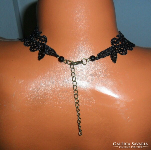 Gótikus stílusú nyakék fekete csipkéből ,strasszos medállal ,üvegcseppel, gyöngyökkel .Állítható.