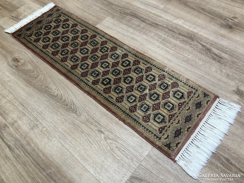 Pakistani hand-knotted woolen Persian rug, 31 x 111 cm