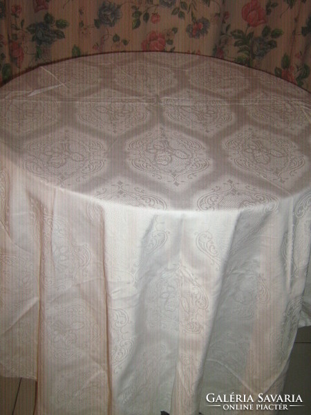 Beautiful white damask duvet cover with a baroque rose pattern