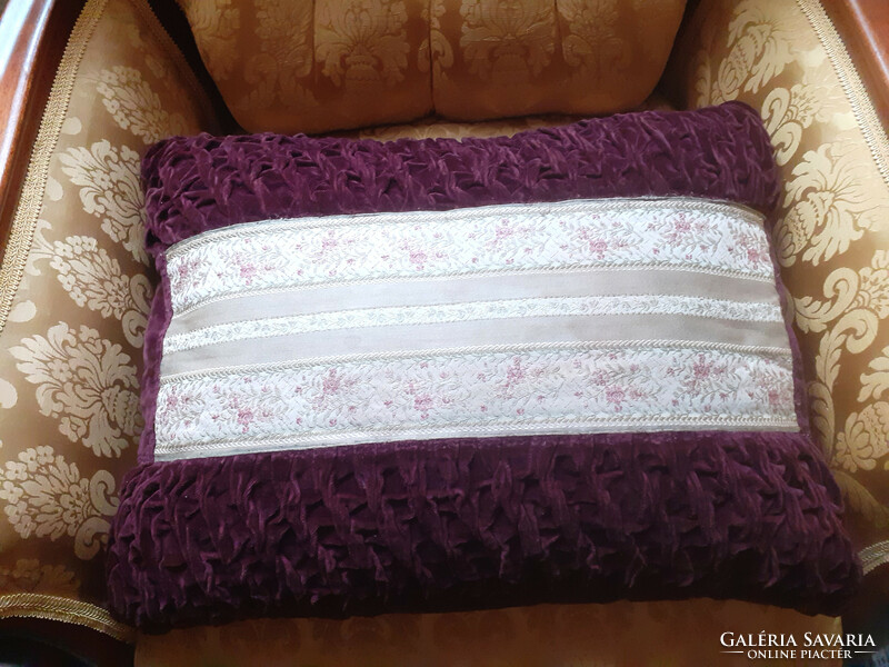 Beautiful raffled decorative pillow with filling. 53X43 cm