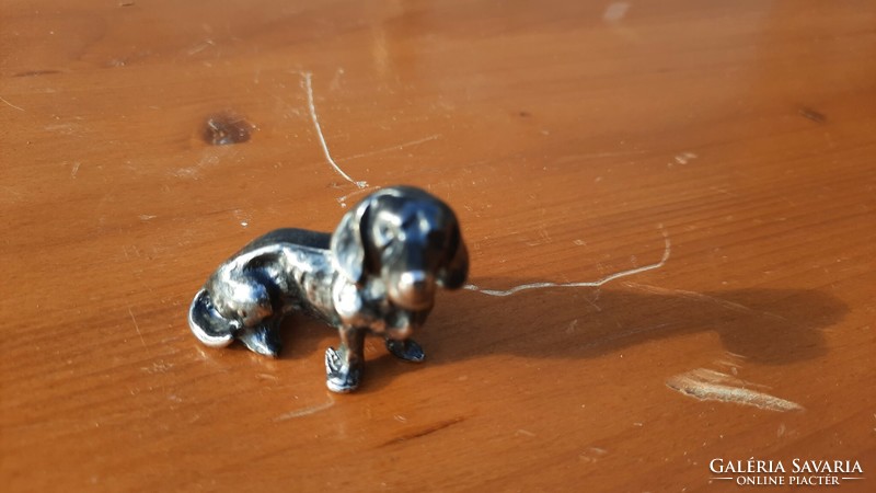 Miniatűr ezüstözött tacskó kutya figura szobrocska
