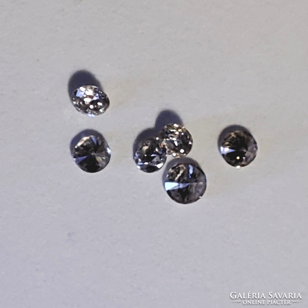 Természetes gyémánt - 0,004 ct, 1 mm, J-K, SI, briliáns csiszolású, nem kezelt