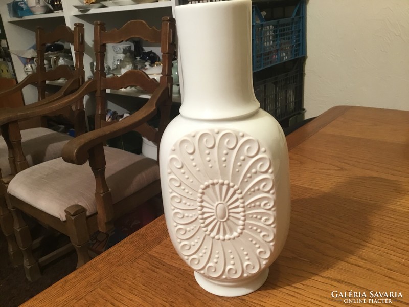Snow white patterned numbered vase 23 cm