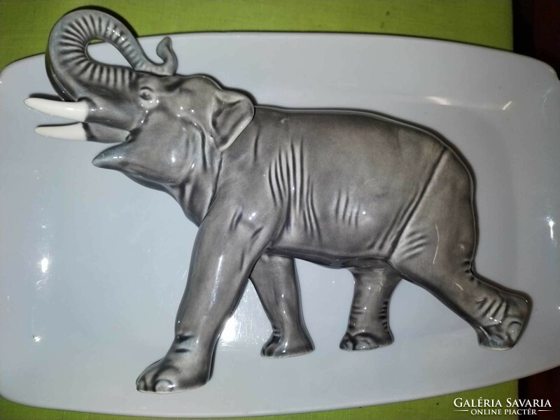 Nagy méretű porcelán elefánt