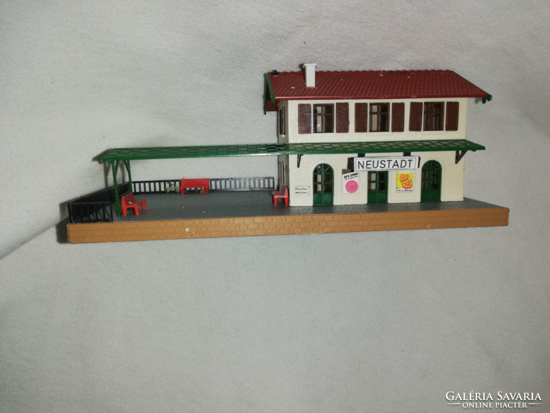 Ho model railway station