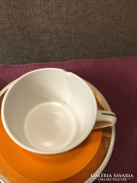 Hollóházi porcelán aranyozott szegélyes színes kávéscsészék alátéttel, 7 db