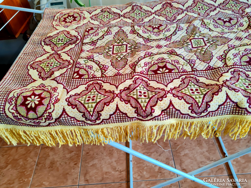 Beautiful tapestry pattern wall carpet, wall protector 152 x 61 cm + fringe in perfect condition