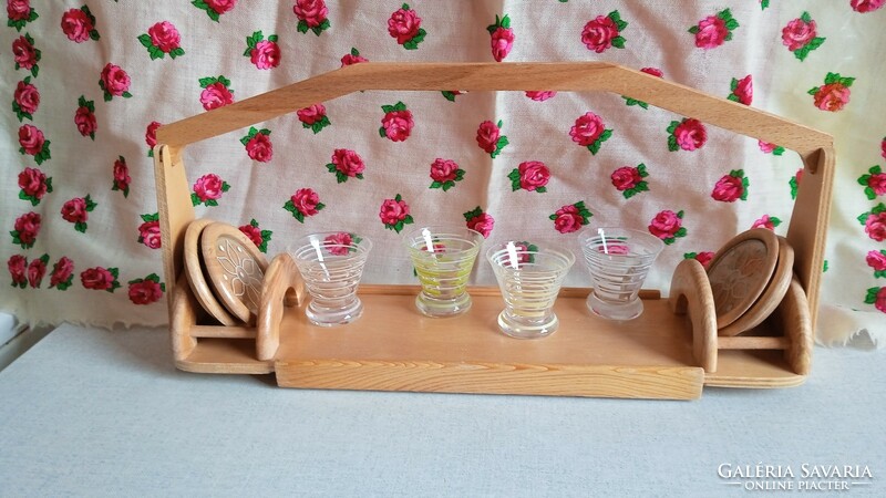 4 liqueur glasses with 4 coasters in a wooden crate