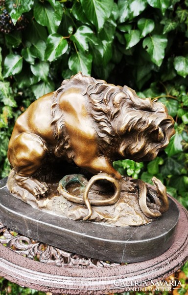 Oroszlán és kigyó harca - tekintélyés bronz szobor műalkotás