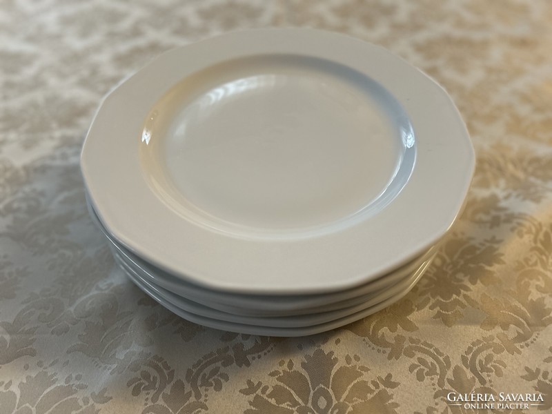6 large white restaurant plates in perfect condition