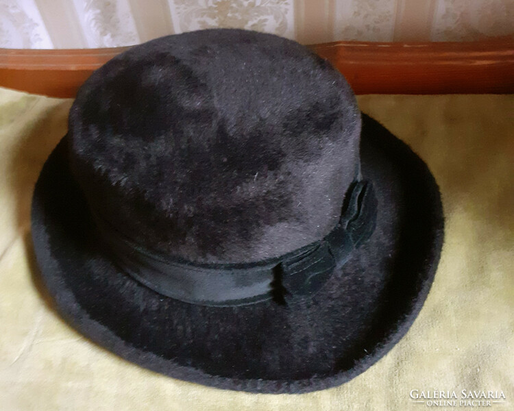 Fekete női nyúlszőr kalap.