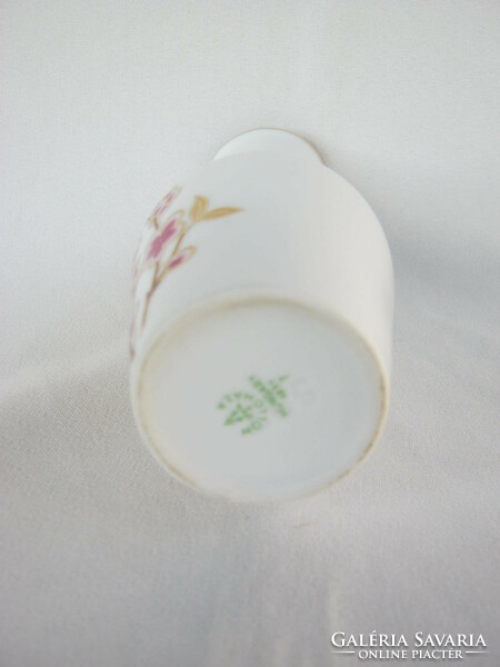 A pink flower vase made by Raven Háza porcelain