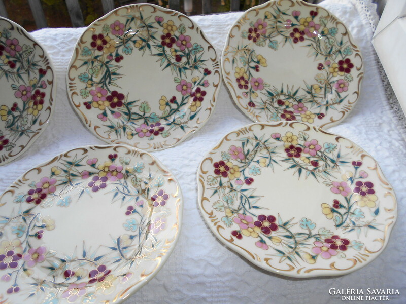 6 db Zsolnay  süteményes tányér-dús kézzel festett minta  16,5 cm HIBÁTLAN állapot