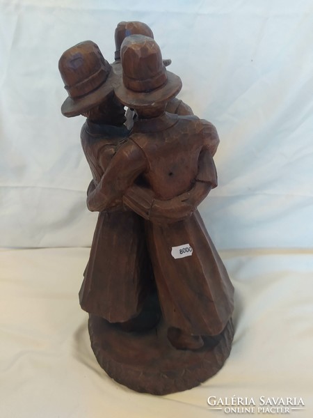 Sculptures carved from wood - dancing men