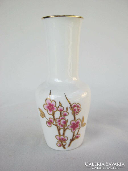 A pink flower vase made by Raven Háza porcelain