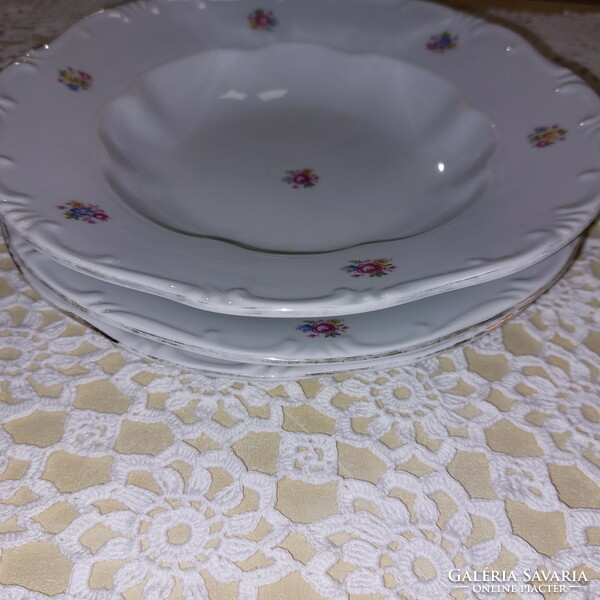 Zsolnay szép virágos porcelán tányérok arany széllel