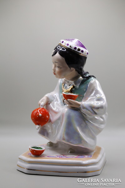 Uzbek girl pouring tea Dulevo Russian porcelain