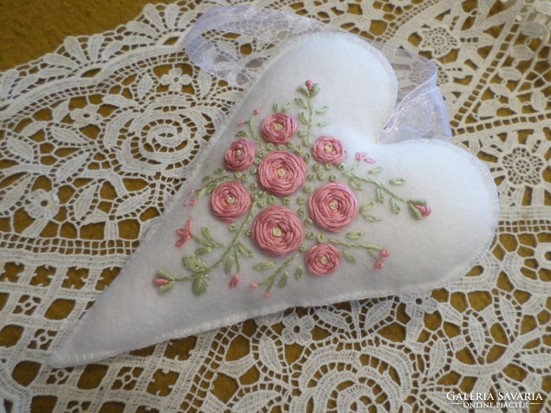 Hófehér hímzett virágos gyapjú filc szív, dekoráció.