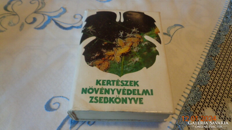 Kertészek növényvédelmi zsebkönyve , írta Dr  Bognár  S.  620 oldalon  . Magvető.