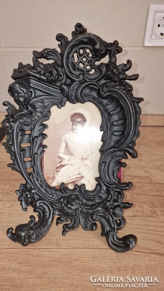 Cast iron picture holder