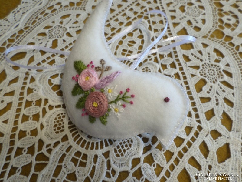 Hófehér hímzett virágos gyapjú filc madárka, dekoráció.