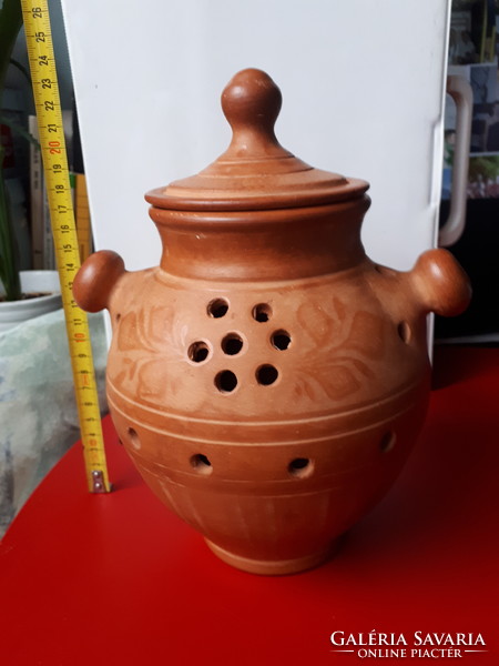 Garlic container. It was made in 2005 by József Nagy, a potter from Nádudvari