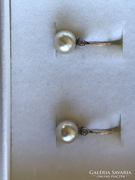 Antique yellow gold earrings with pearls and a small diamond