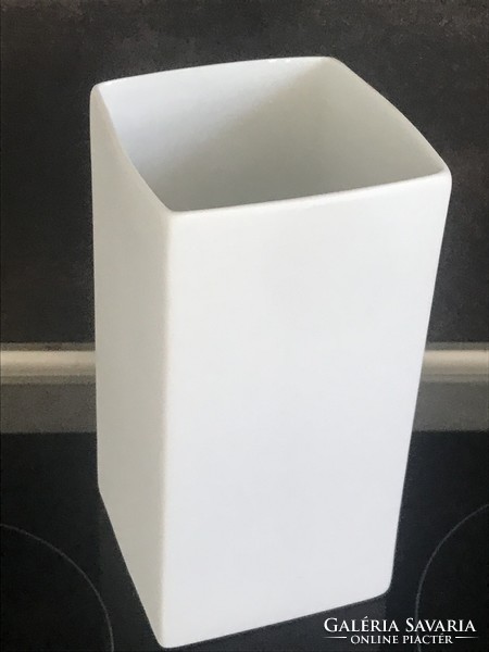 Biskvit porcelán váza az ASA cégtől, 19,5 cm magas