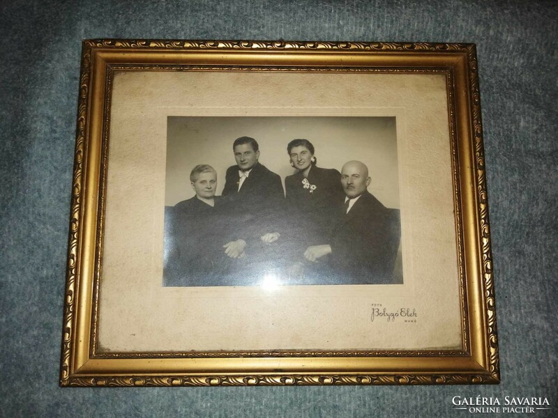 Üvegezett képkeret régi családi fotóval - fotó: Bolygó Elek Makó