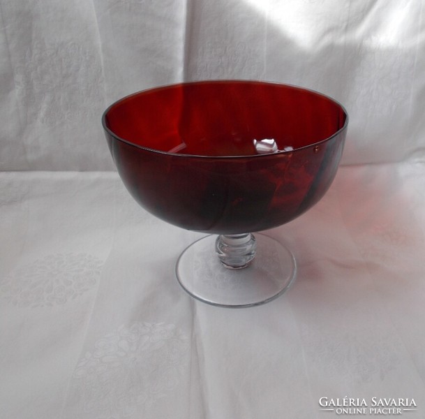 Beautiful wine-red glass goblet, centerpiece, offerer, decoration