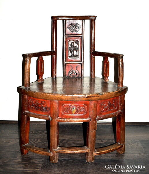XIX. No. China! Carved children's chair with drawer with Chinese wisdom