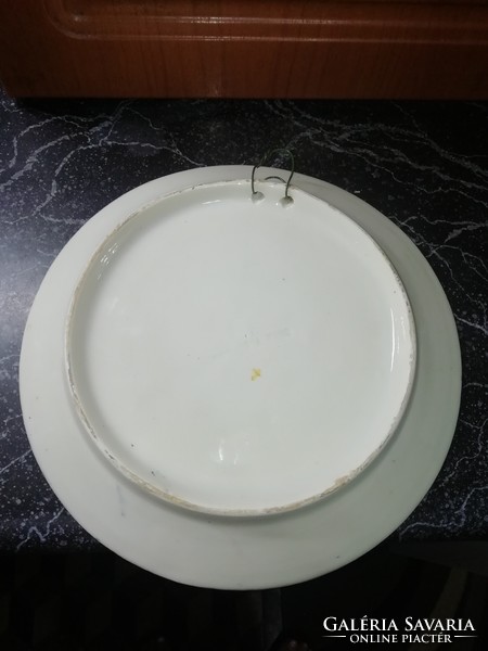 Gyűjteményből jelzett fali tányér egy pici sérülés van rajta a képek látható állapotban van