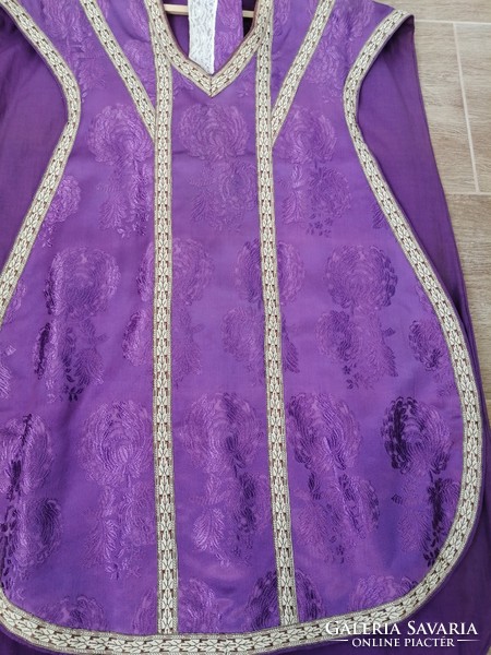 Hibátlan, viola színű régi miseruha, selyem brokát. Papi, liturgikus öltözet, fémszálas rojttal