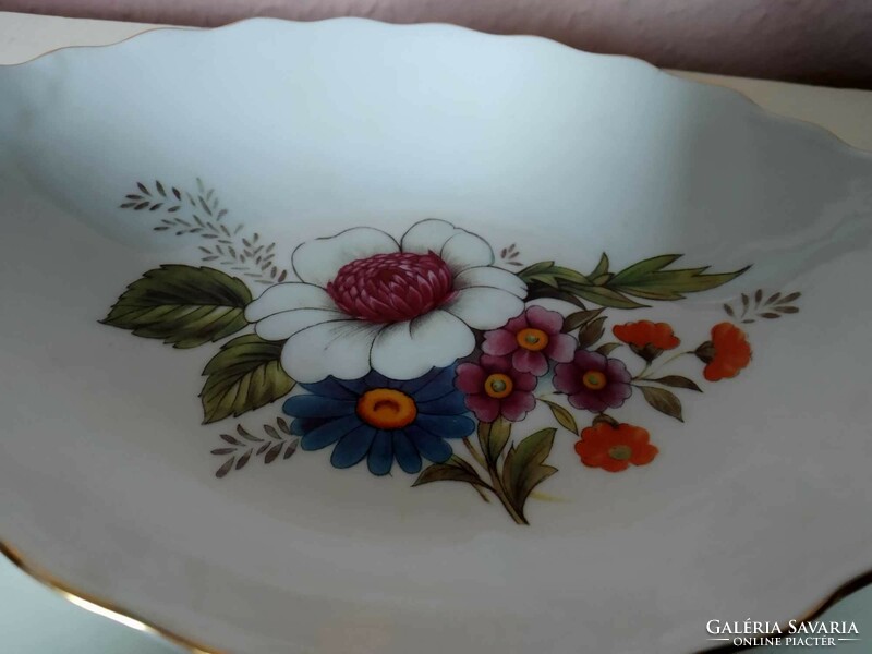 Virágos, aranyozott szélű Apulum porcelán tálka, hossza: 19 cm