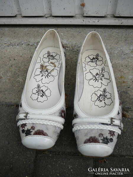 Women's shoes with flower pattern, size 38