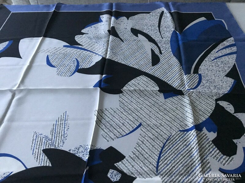 Selyemkendő fekete, királykék és szürke színekkel, 88 x 86 cm