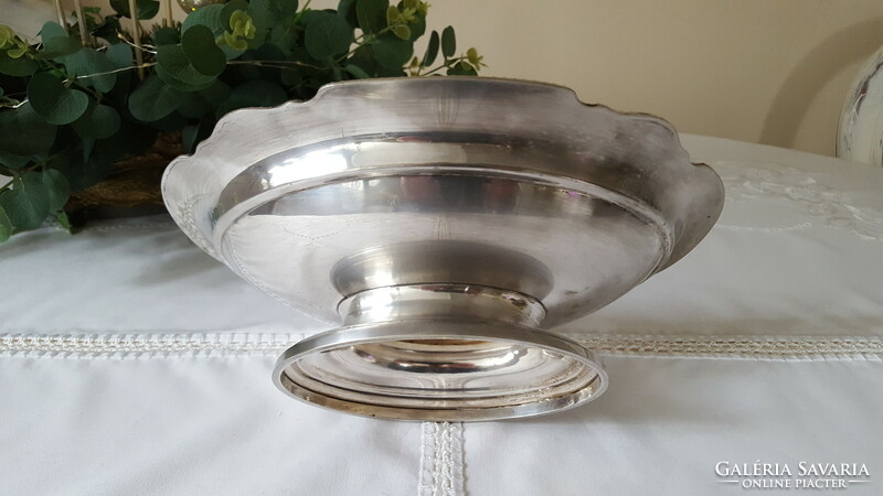 Embassy English silver-plated pedestal table, table centre