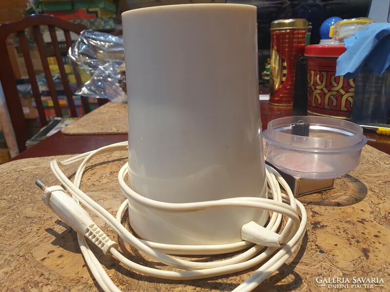 Retro coffee grinder in mint condition omnia mocha social real brewer