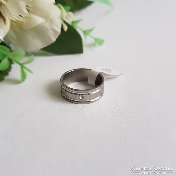 ÚJ, ezüstszínű, strasszköves, süllyesztett csíkos, mattított gyűrű – USA 8 / EU 57 / Ø18mm
