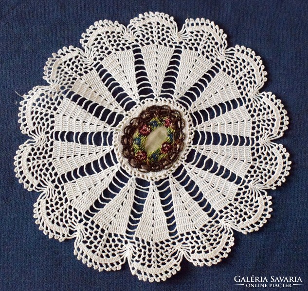 Gobelin insert, crochet tablecloth, rose pattern, handwork 16.5 cm